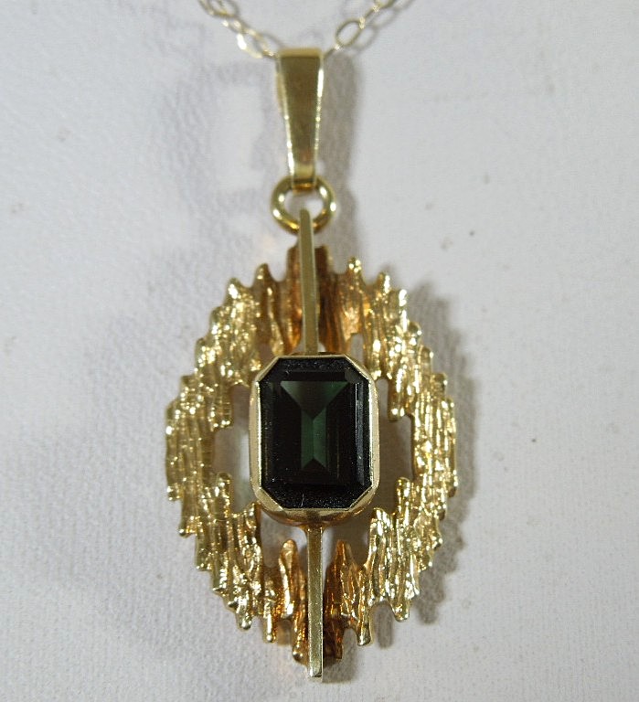 Emerald cut Green Tourmaline Pendant in 9ct Gold - Image 2