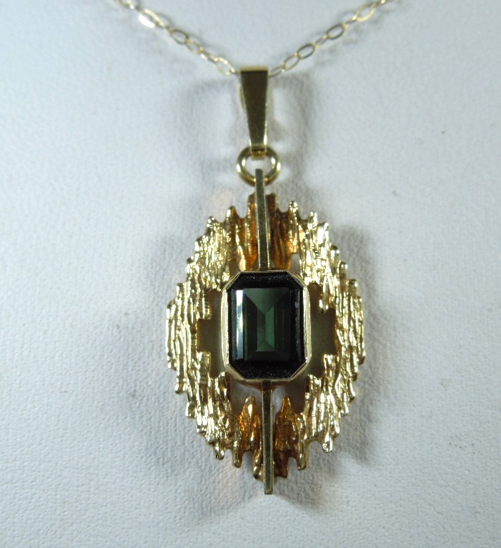 Emerald cut Green Tourmaline Pendant in 9ct Gold - Image 4