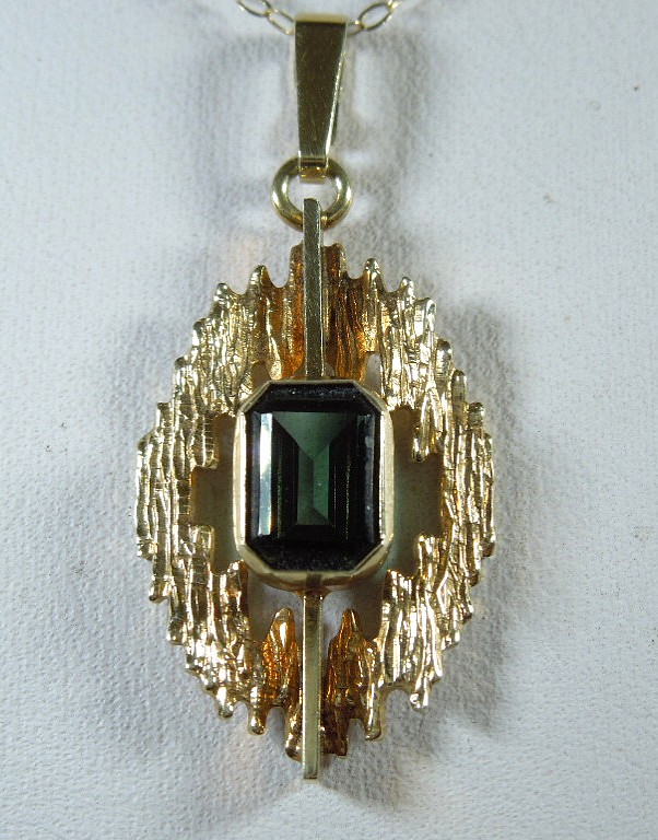 Emerald cut Green Tourmaline Pendant in 9ct Gold - Image 5