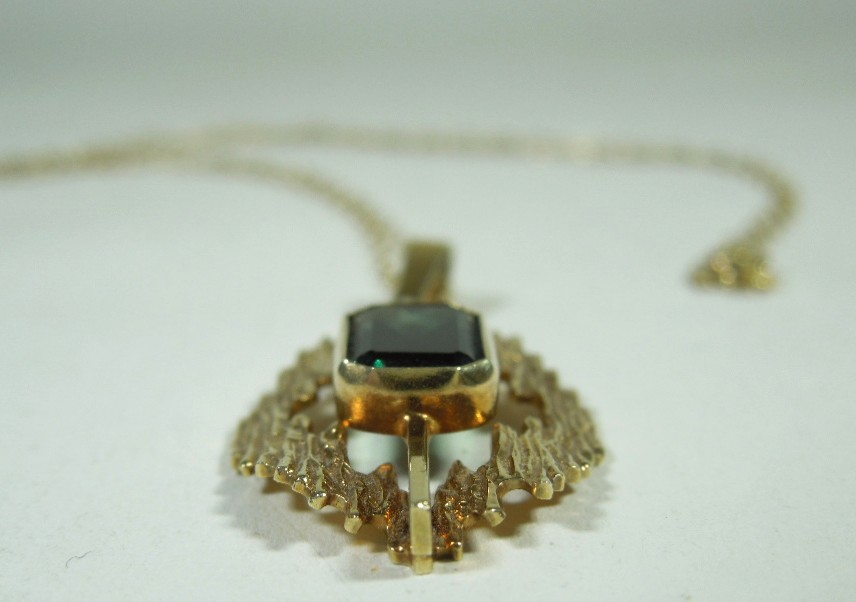 Emerald cut Green Tourmaline Pendant in 9ct Gold - Image 7