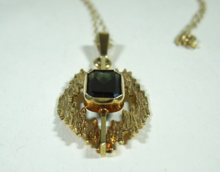Emerald cut Green Tourmaline Pendant in 9ct Gold - Image 8